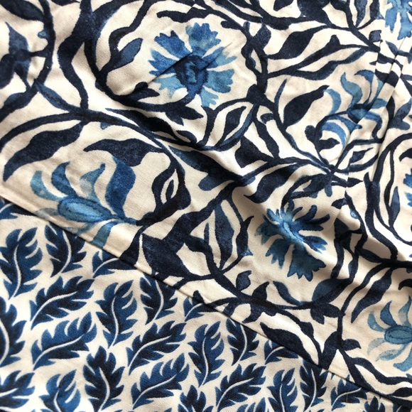 H&M Floral Print Shorts in White & Blue Size 2 - Picture 5 of 8